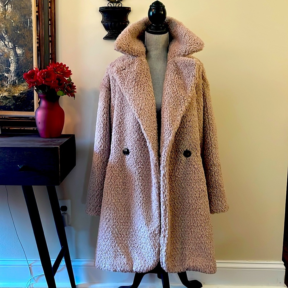 Kate Spade Coat
Size M
18” Across Shoulders
40” Long
38” Waste
Color Light Mauve